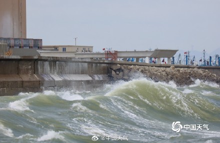 台风“苏拉”步步逼近 福建石狮风力增强掀起数米高海浪