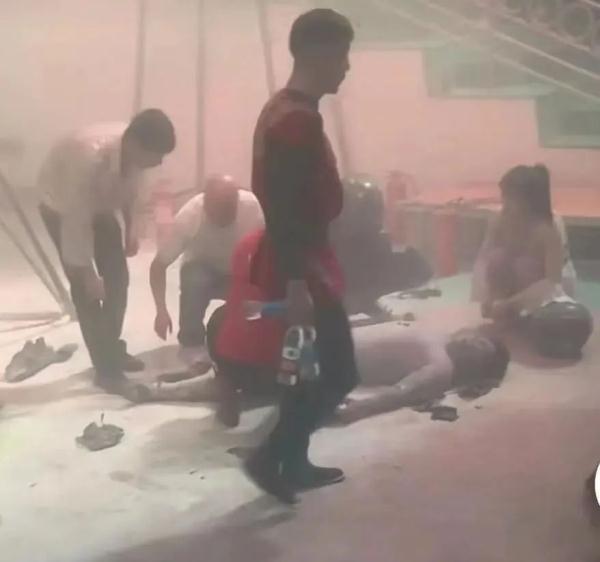 演员骑摩托表演突然跌落火中！景区回应→