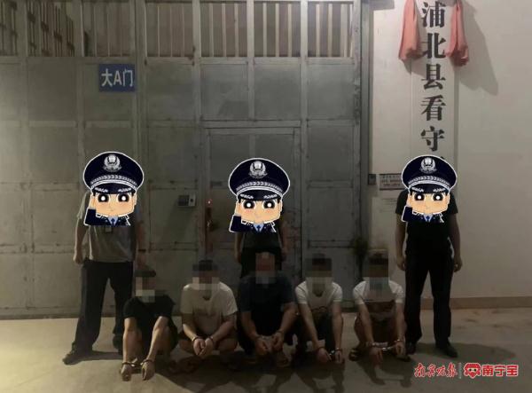 小客车“带路”，“百吨王”尾随强行冲卡逃费！违规通行400余趟次……