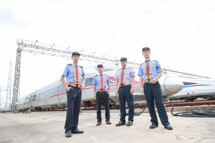 贵南高铁广西段首发动车组机械师整装待发