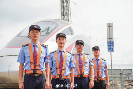 贵南高铁广西段首发动车组机械师整装待发