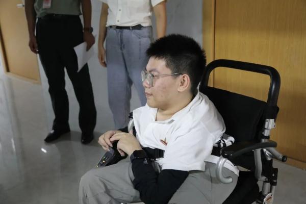 “渐冻”少年报到！学校这样安排，细节太到位……