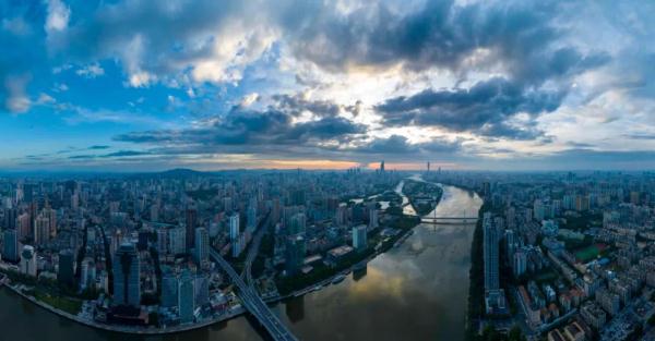 最高级别红色预警！“苏拉”或于明天在广东至香港一带沿海登陆，广东一地宣布“五停”！