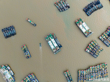 浙江温岭渔船回港避台风