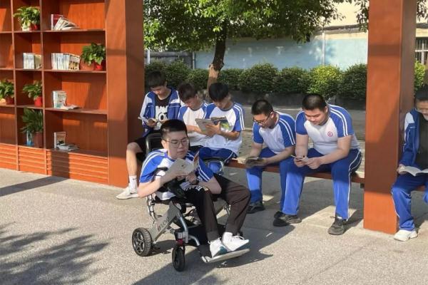 “渐冻”少年报到！学校这样安排，细节太到位……