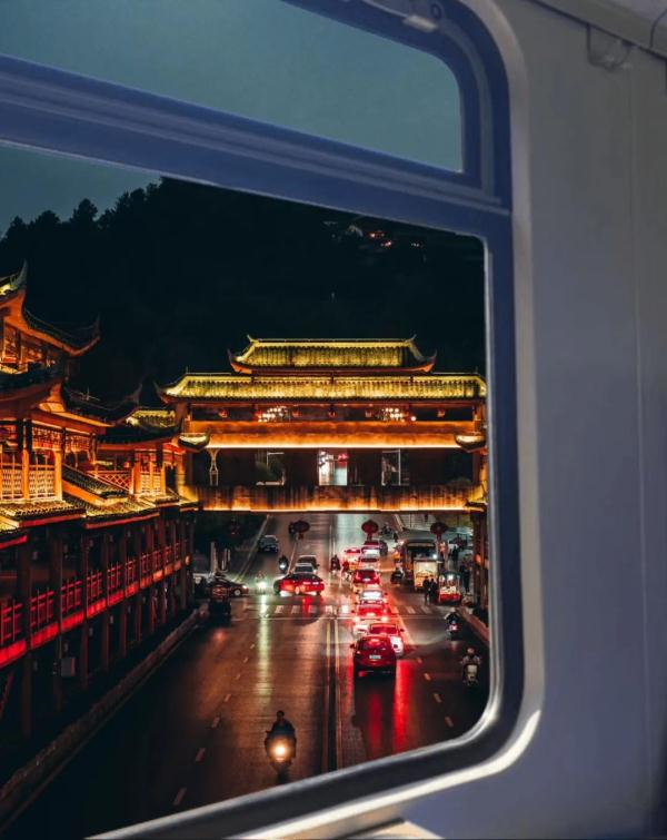 今天，全线开通！贵南高铁，一站一景！这是一场多彩贵州与秀美广西的双向奔赴
