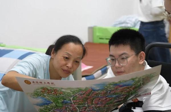 “渐冻”少年报到！学校这样安排，细节太到位……