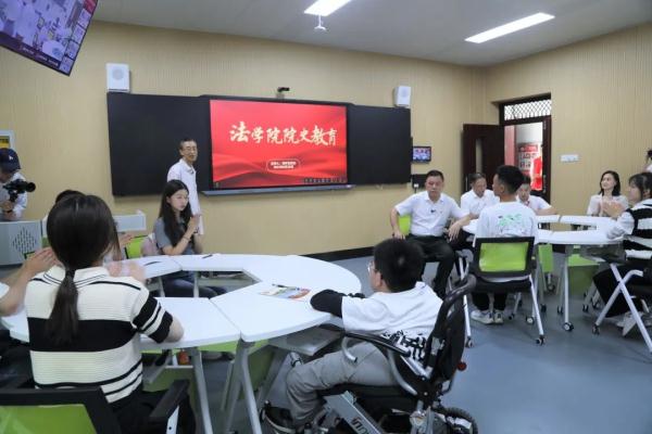 “渐冻”少年报到！学校这样安排，细节太到位……