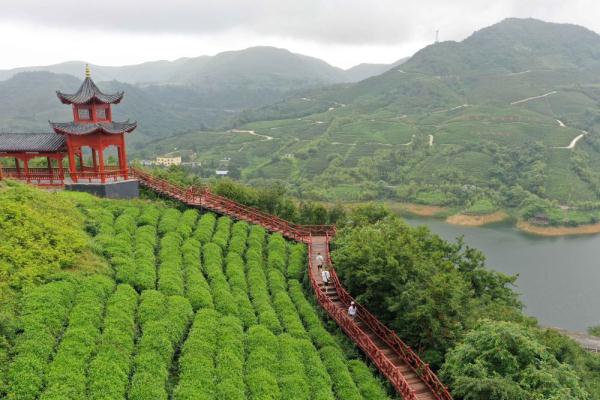 小七孔景区荔波县地处贵州最南端云贵高原向广西丘陵过渡地带生态良好