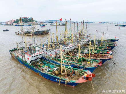 浙江温岭渔船回港避台风