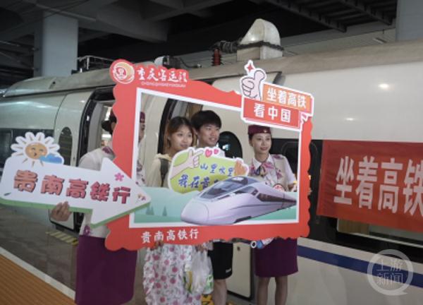 重庆到南宁首趟高铁搭载166名旅客出发，全程仅需5小时