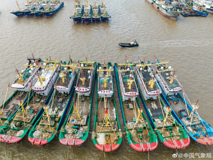 浙江温岭渔船回港避台风
