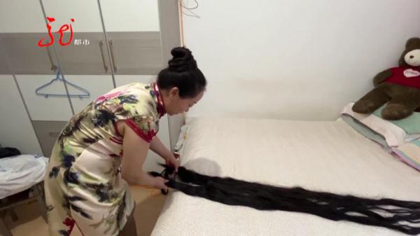 现实版“长发公主”:哈尔滨一女子蓄发21年,如今头发2米长...... 现实版“长发公主”:哈尔滨一女子蓄发21年,如今头发2米长......