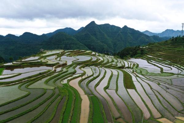 这条今天通车的高铁边,藏着这些绝美风景 这条今天通车的高铁边,藏着这些绝美风景