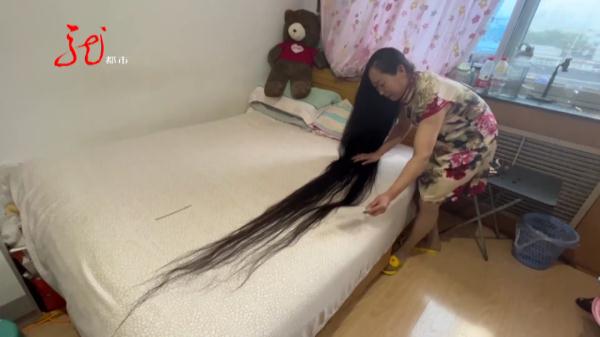 现实版“长发公主”:哈尔滨一女子蓄发21年,如今头发2米长...... 现实版“长发公主”:哈尔滨一女子蓄发21年,如今头发2米长......