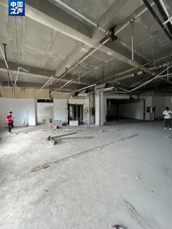 “开窗户越大越好”？居民楼底商承重墙被切割，多户家中墙体出现裂缝