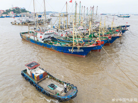 浙江温岭渔船回港避台风