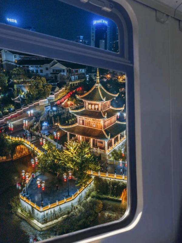 今天，全线开通！贵南高铁，一站一景！这是一场多彩贵州与秀美广西的双向奔赴