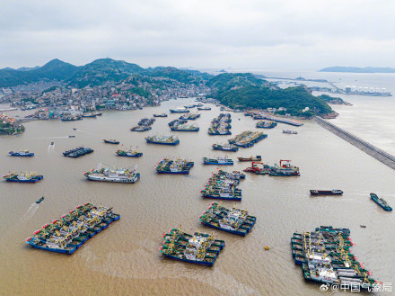 浙江温岭渔船回港避台风