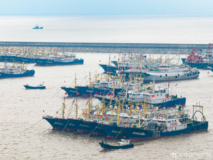 浙江温岭渔船回港避台风