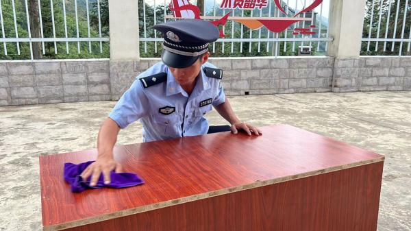 退役警犬去世，训导员雨中哽咽告别……