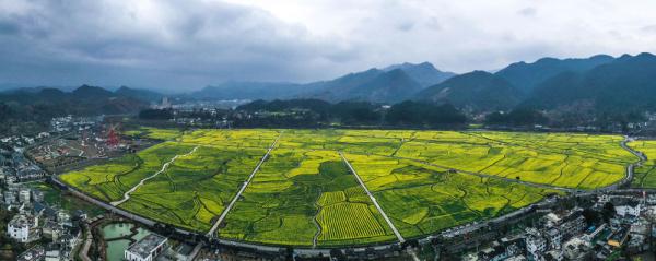 这条今天通车的高铁边,藏着这些绝美风景 这条今天通车的高铁边,藏着这些绝美风景
