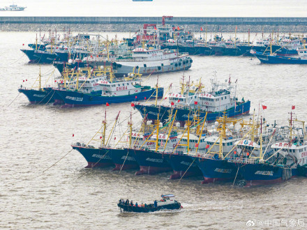 浙江温岭渔船回港避台风