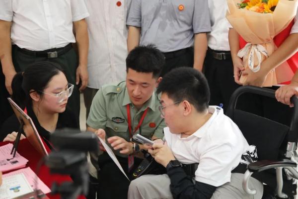 “渐冻”少年报到！学校这样安排，细节太到位……