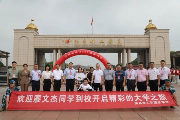 “渐冻”少年报到！学校这样安排，细节太到位……