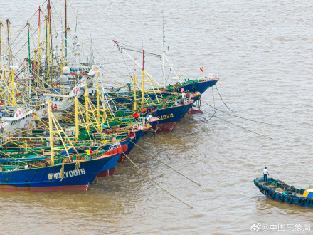 浙江温岭渔船回港避台风