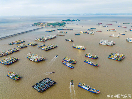 浙江温岭渔船回港避台风