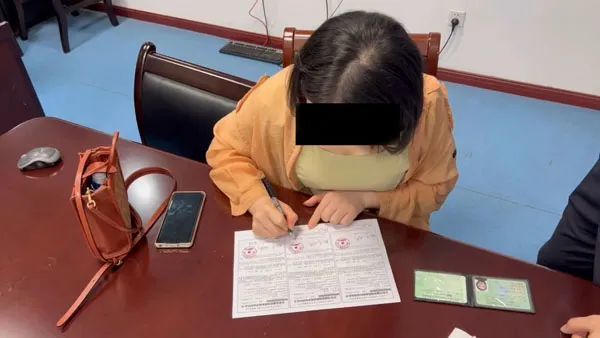 一司机在上海高速下匝道掉头致拥堵！操作很猛，代价很大……