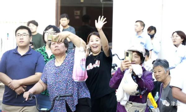 直击 | 天津中小学开学第一天！这场面熟悉吗？