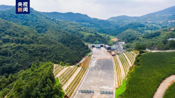 全长近3000米 穿越自然保护区麟法高速公路全线首座隧道贯通