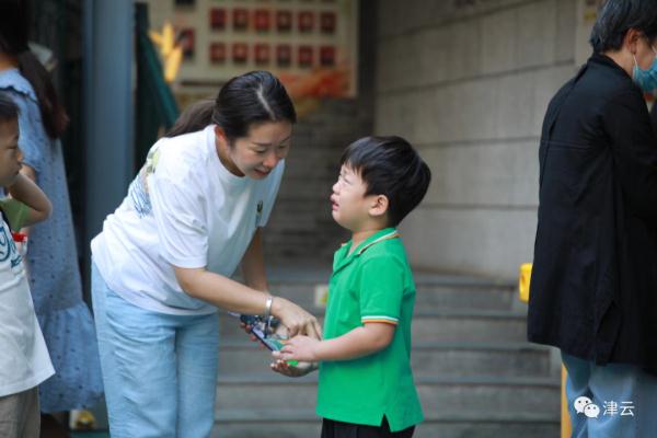 直击 | 天津中小学开学第一天！这场面熟悉吗？