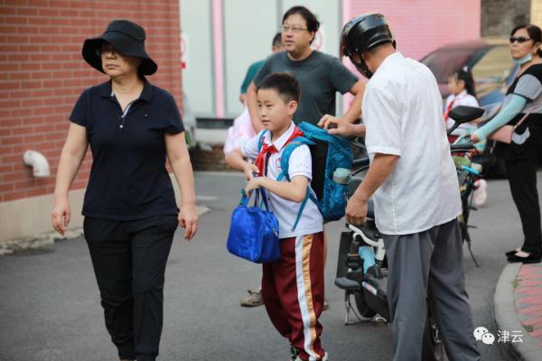 直击 | 天津中小学开学第一天！这场面熟悉吗？