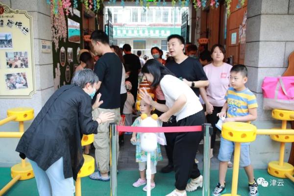 直击 | 天津中小学开学第一天！这场面熟悉吗？