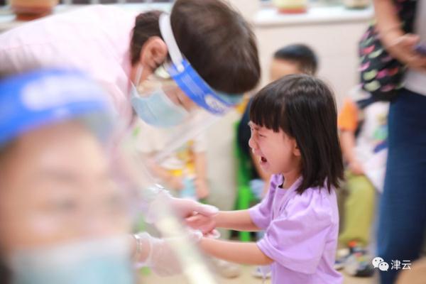 直击 | 天津中小学开学第一天！这场面熟悉吗？