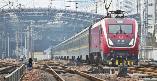 当年坐绿皮车去上学的他们，如今成了高铁专家