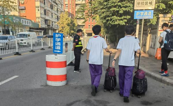 直击 | 天津中小学开学第一天！这场面熟悉吗？