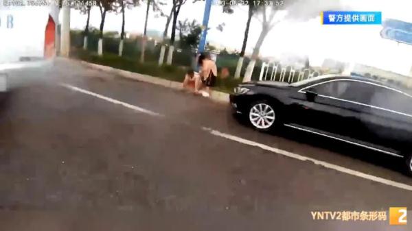 男子疑似被红火蚁咬伤,浑身抽搐,呕吐不止…… 男子疑似被红火蚁咬伤,浑身抽搐,呕吐不止……