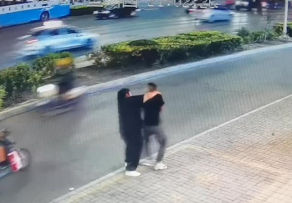 霸气!女刑警徒手勇擒嫌犯! 霸气!女刑警徒手勇擒嫌犯!
