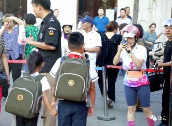 直击 | 天津中小学开学第一天！这场面熟悉吗？