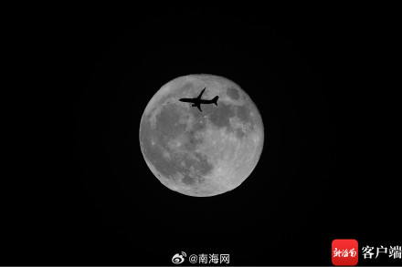 飞机凌月！看海口上空飞机掠过超级月亮的震撼瞬间