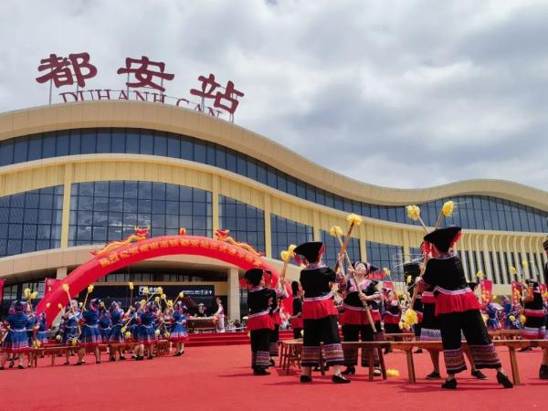 为什么贵南高铁在这里拐了个弯？