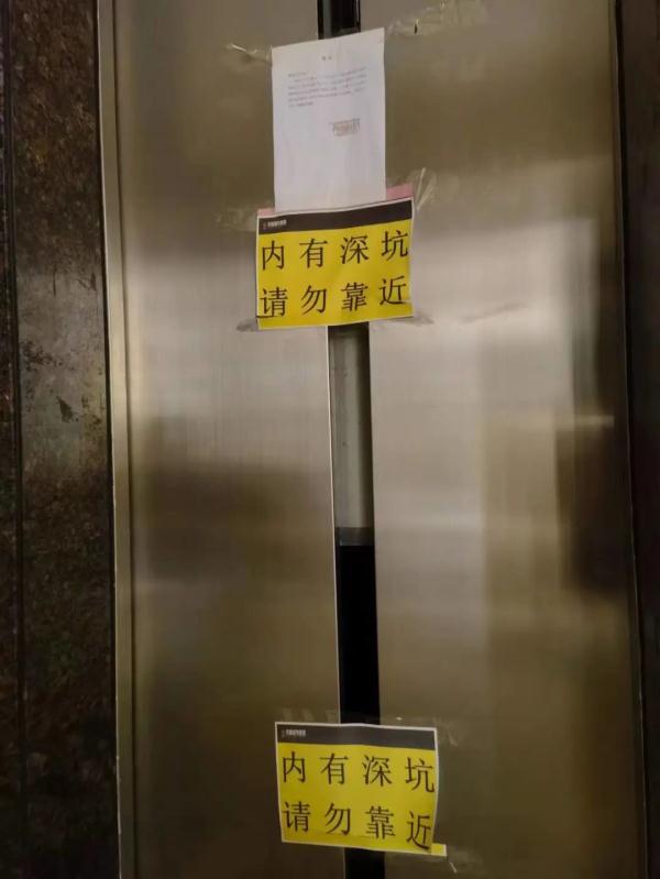 好险！长沙男子坐电梯被困，受了惊吓还要赔钱，专业人士：千万别这么做