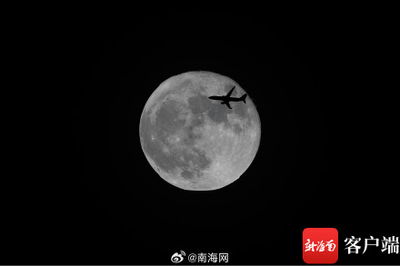 飞机凌月！看海口上空飞机掠过超级月亮的震撼瞬间