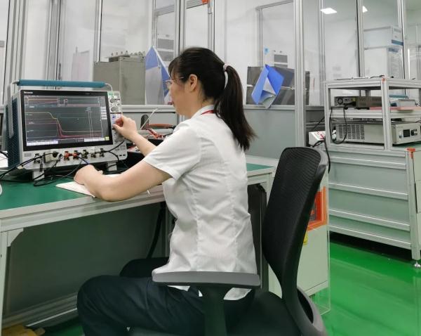 当年坐绿皮车去上学的他们，如今成了高铁专家