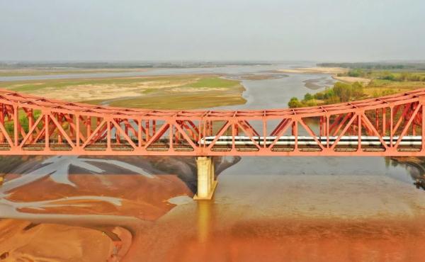 当年坐绿皮车去上学的他们，如今成了高铁专家