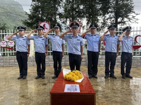 送别!工作“零失误”的警犬“黑泽”走了…… 送别!工作“零失误”的警犬“黑泽”走了……